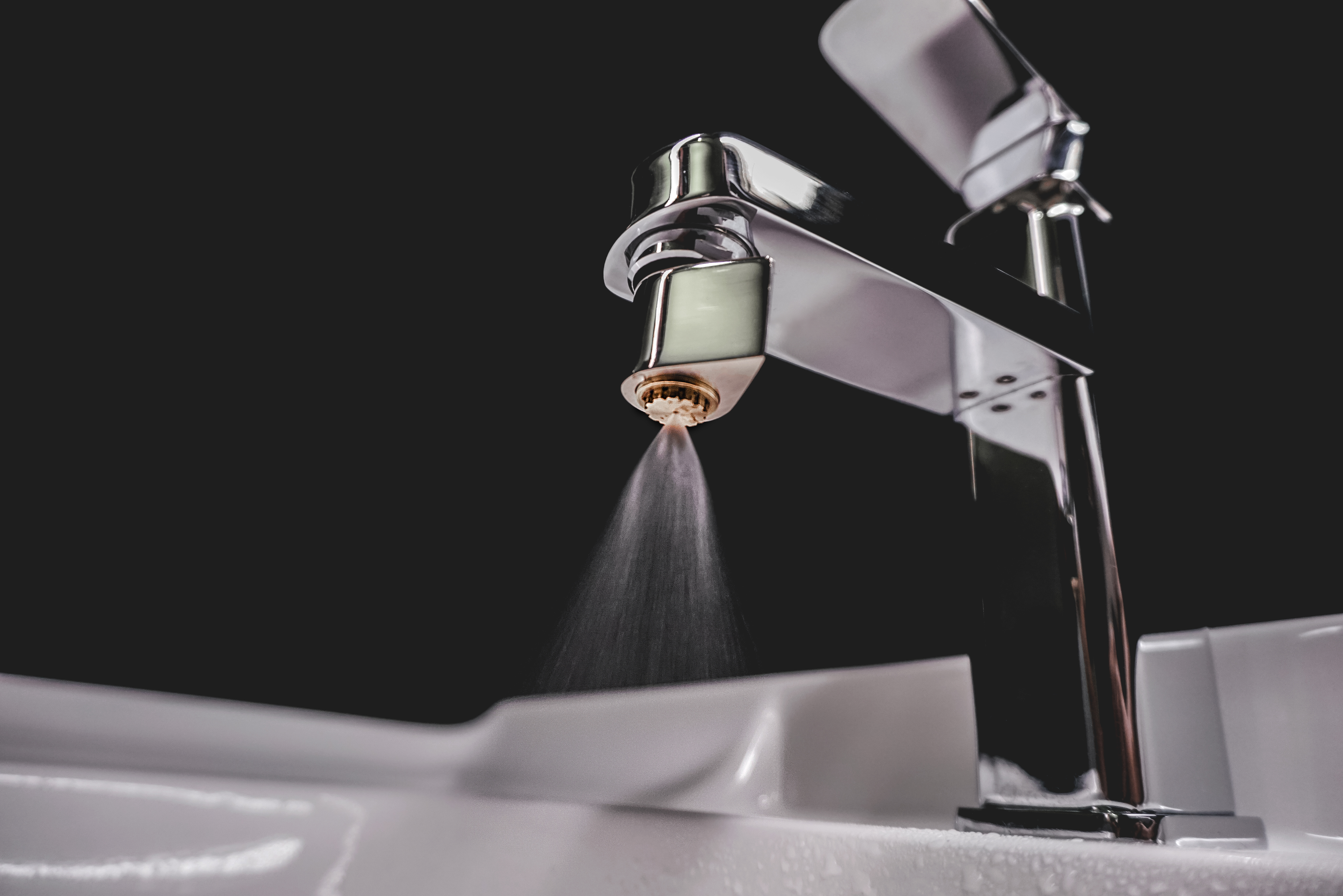Aabshar nozzle producing an optimized spray from a tap